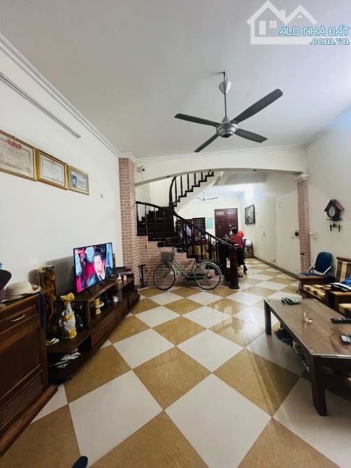 PHỐ DUY TÂN x CẦU GIẤY, 65M x 5T, MT 5M, 1 NHÀ RA Ô TÔ TRÁNH, 2 THOÁNGHIẾM NHÀ BÁN