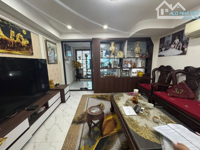 Nhà đẹp Vũ Tông Phan, 30m ra Phố, ngõ rộng thoáng, full nội thất xịn, 38m2 sổ. Giá 10.3 tỷ