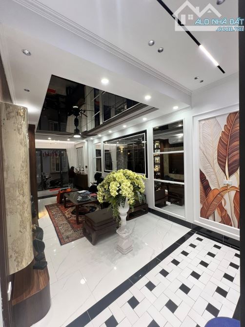 Bán nhà mặt ngõ phố Duy Tân, 60m2, 5 tầng, mặt tiền 5m, ô tô tránh, nhỉnh 25 tỷ, cực hiếm