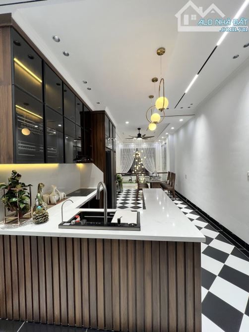 Bán nhà mặt ngõ phố Duy Tân, 60m2, 5 tầng, mặt tiền 5m, ô tô tránh, nhỉnh 25 tỷ, cực hiếm