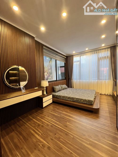 Bán nhà mặt ngõ phố Duy Tân, 60m2, 5 tầng, mặt tiền 5m, ô tô tránh, nhỉnh 25 tỷ, cực hiếm