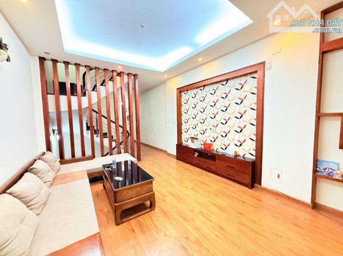 Phân lô oto tránh Hoàng Cầu, KD, dân xây 2 thoáng, oto vào nhà, dân trí, sổ đẹp 59m2