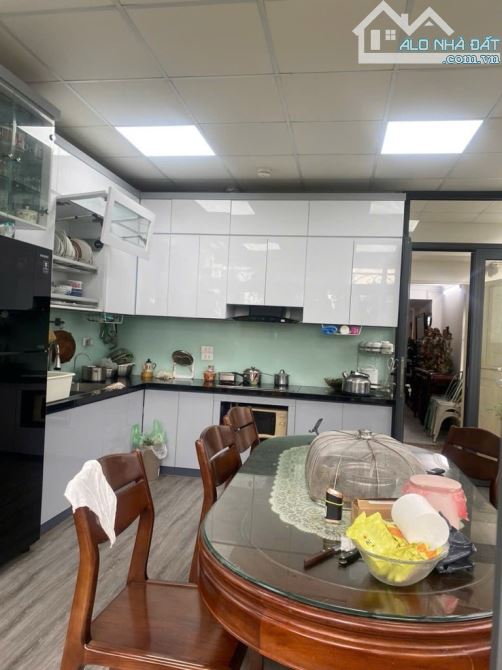 - Bán nhà mặt phố Lò Đúc 70m2 x 7 tầng thang máy, lô góc, mặt tiền 5m, nhà mới xây, đang c