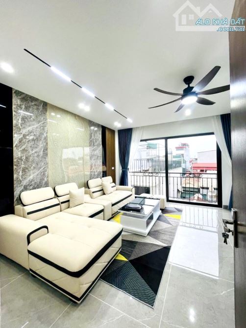 Vừa túi! Mặt phố La Thành, 6T thông sàn thang máy, vỉa hè, KD, sổ đẹp - 36m2