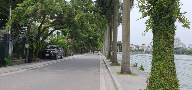 Bán nhà phố Võng Thị, view đẹp Hồ Tây, DT trên 100 m2, 10 tầng, ở sướng