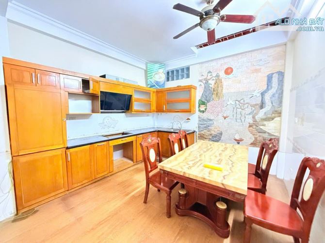 Phân lô oto tránh Hoàng Cầu, KD, dân xây 2 thoáng, oto vào nhà, dân trí, sổ đẹp 59m2