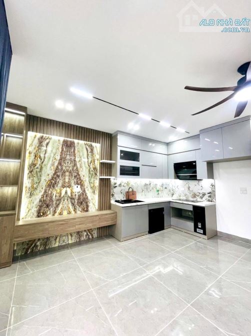 Vừa túi! Mặt phố La Thành, 6T thông sàn thang máy, vỉa hè, KD, sổ đẹp - 36m2