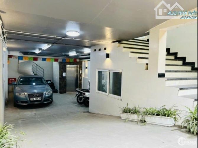 Bán nhà phố Võng Thị, view đẹp Hồ Tây, DT trên 100 m2, 10 tầng, ở sướng