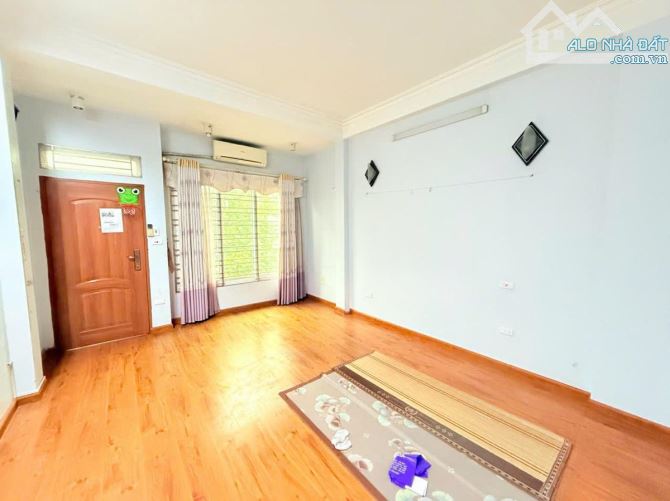 Phân lô oto tránh Hoàng Cầu, KD, dân xây 2 thoáng, oto vào nhà, dân trí, sổ đẹp 59m2