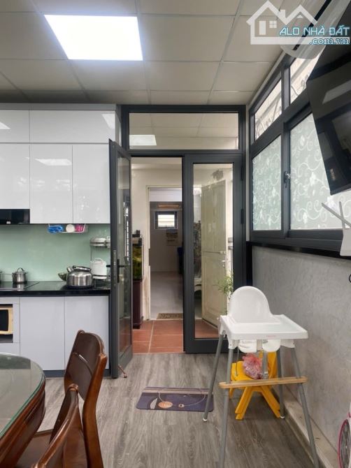 - Bán nhà mặt phố Lò Đúc 70m2 x 7 tầng thang máy, lô góc, mặt tiền 5m, nhà mới xây, đang c