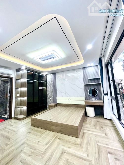 Vừa túi! Mặt phố La Thành, 6T thông sàn thang máy, vỉa hè, KD, sổ đẹp - 36m2