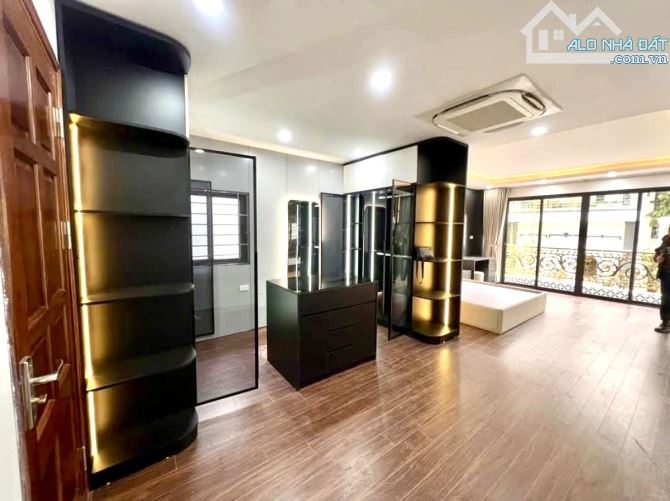 7T thang máy mặt phố Đê La Thành, lô góc bề thế, gara, thông sàn, 60m2 24.5 TỶ