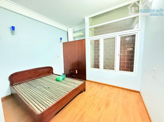 Phân lô oto tránh Hoàng Cầu, KD, dân xây 2 thoáng, oto vào nhà, dân trí, sổ đẹp 59m2