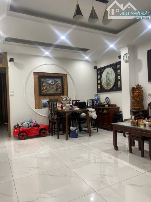 - Bán nhà mặt phố Lò Đúc 70m2 x 7 tầng thang máy, lô góc, mặt tiền 5m, nhà mới xây, đang c