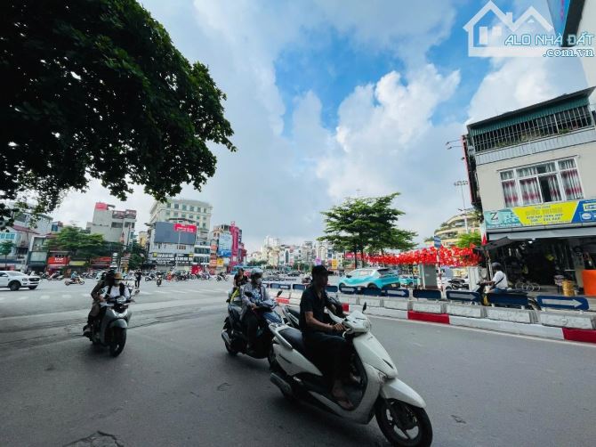 Vừa túi! Mặt phố La Thành, 6T thông sàn thang máy, vỉa hè, KD, sổ đẹp - 36m2