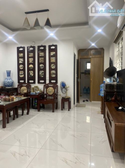 - Bán nhà mặt phố Lò Đúc 70m2 x 7 tầng thang máy, lô góc, mặt tiền 5m, nhà mới xây, đang c