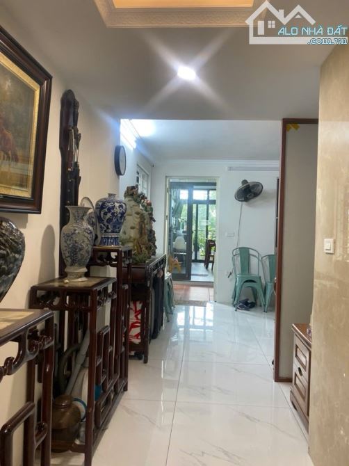 - Bán nhà mặt phố Lò Đúc 70m2 x 7 tầng thang máy, lô góc, mặt tiền 5m, nhà mới xây, đang c