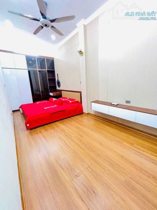 Nhà đẹp ngõ 553 Giải Phóng, oto tránh đỗ 20m, lô góc, full nội thất 50m2. Giá 11.8 tỷ