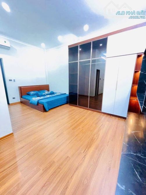 Nhà đẹp ngõ 553 Giải Phóng, oto tránh đỗ 20m, lô góc, full nội thất 50m2. Giá 11.8 tỷ