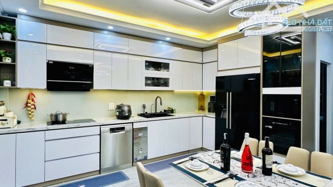 Sang trọng đẳng cấp 7 tầng thang máy Nguyễn An Ninh oto đỗ 30m, 45m2 sổ. Giá 15.8 tỷ