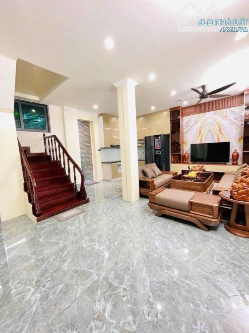 Nhà đẹp ngõ 553 Giải Phóng, oto tránh đỗ 20m, lô góc, full nội thất 50m2. Giá 11.8 tỷ