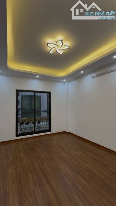 HIẾM - NHÀ MỚI TỨ LIÊN - 43M2 - 5 TẦNG - THANG MÁY - 30M RA Ô TÔ - CHỈ HƠN 8 TỶ