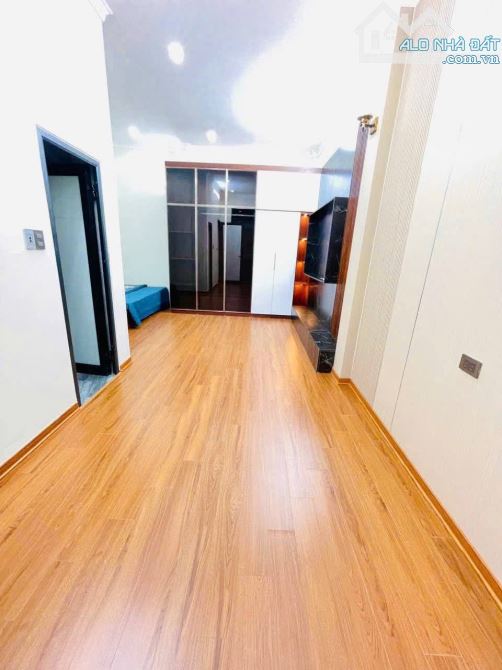 Nhà đẹp ngõ 553 Giải Phóng, oto tránh đỗ 20m, lô góc, full nội thất 50m2. Giá 11.8 tỷ