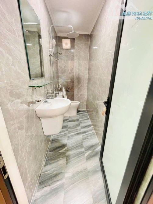 Nhà đẹp ngõ 553 Giải Phóng, oto tránh đỗ 20m, lô góc, full nội thất 50m2. Giá 11.8 tỷ