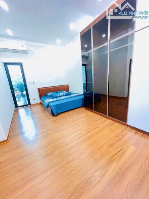 Nhà đẹp ngõ 553 Giải Phóng, oto tránh đỗ 20m, lô góc, full nội thất 50m2. Giá 11.8 tỷ