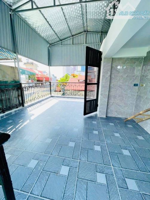 Nhà đẹp ngõ 553 Giải Phóng, oto tránh đỗ 20m, lô góc, full nội thất 50m2. Giá 11.8 tỷ