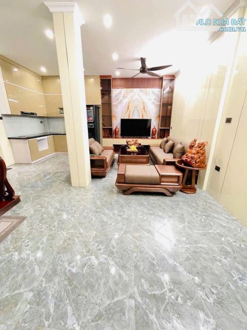 Nhà đẹp ngõ 553 Giải Phóng, oto tránh đỗ 20m, lô góc, full nội thất 50m2. Giá 11.8 tỷ