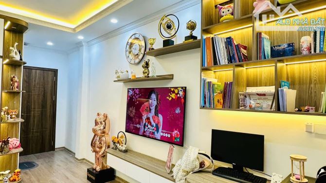 Sang trọng đẳng cấp 7 tầng thang máy Nguyễn An Ninh oto đỗ 30m, 45m2 sổ. Giá 15.8 tỷ