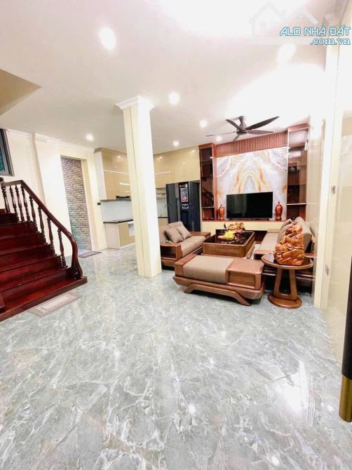 Nhà đẹp ngõ 553 Giải Phóng, oto tránh đỗ 20m, lô góc, full nội thất 50m2. Giá 11.8 tỷ