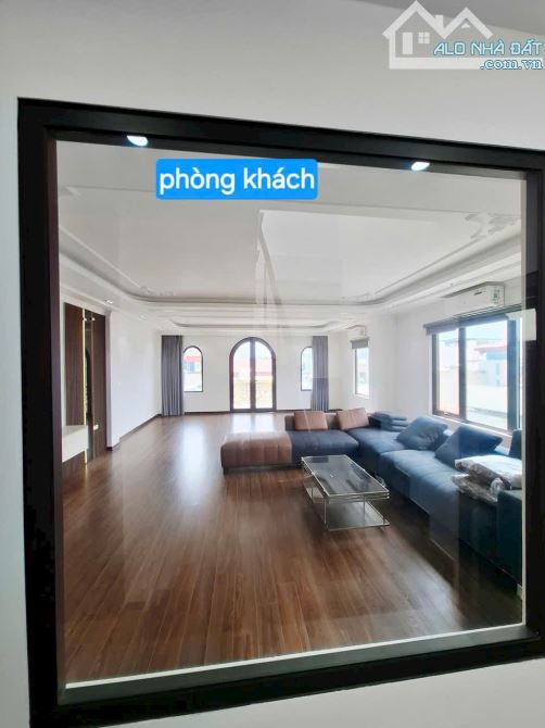Phố TRẠM LONG BIÊN 7 Tầng THANG MÁY mặt phố KD. 2 Ô TÔ NGỦ TRONG NHÀ. DT hơn 80m2 . GIÁ