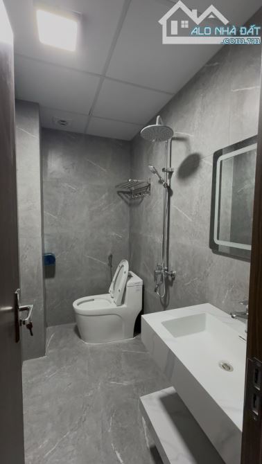 HIẾM - NHÀ MỚI TỨ LIÊN - 43M2 - 5 TẦNG - THANG MÁY - 30M RA Ô TÔ - CHỈ HƠN 8 TỶ