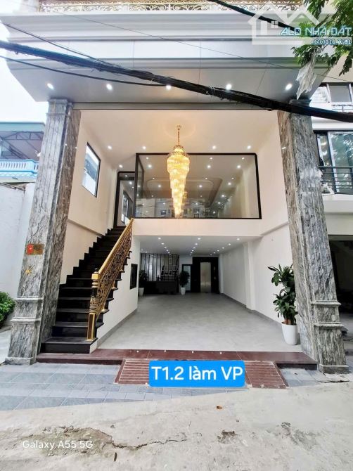 Phố TRẠM LONG BIÊN 7 Tầng THANG MÁY mặt phố KD. 2 Ô TÔ NGỦ TRONG NHÀ. DT hơn 80m2 . GIÁ