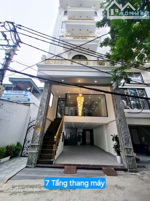 Phố TRẠM LONG BIÊN 7 Tầng THANG MÁY mặt phố KD. 2 Ô TÔ NGỦ TRONG NHÀ. DT hơn 80m2 . GIÁ