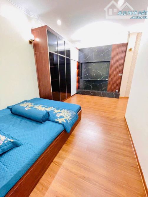 Nhà đẹp ngõ 553 Giải Phóng, oto tránh đỗ 20m, lô góc, full nội thất 50m2. Giá 11.8 tỷ