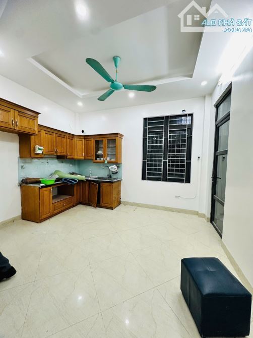 bán hoặc cho thuê nhà ngõ 10 Võng Thị, Tây Hồ, 50m2 x6 tầng, giá 9,8 tỷ