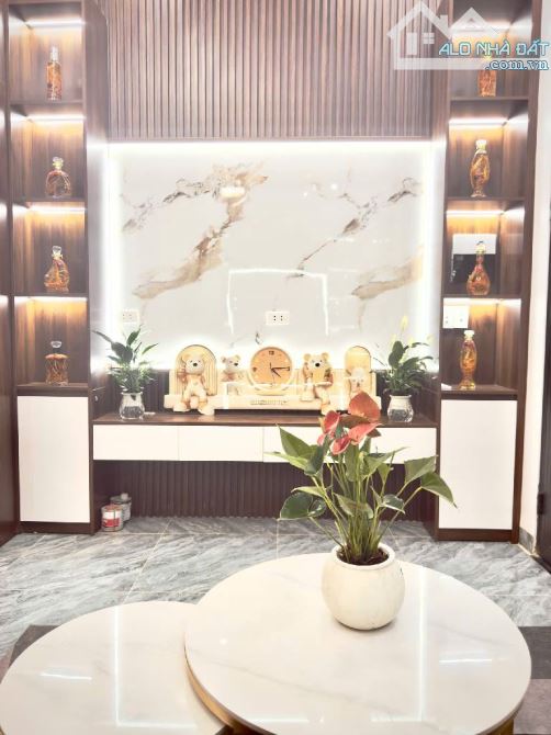 NHÀ TRUNG TÂM HAI BÀ TRƯNG, NGÕ Ô TÔ , TIỆN ÍCH ĐẦY ĐỦ , SÂN TRƯỚC NHÀ.