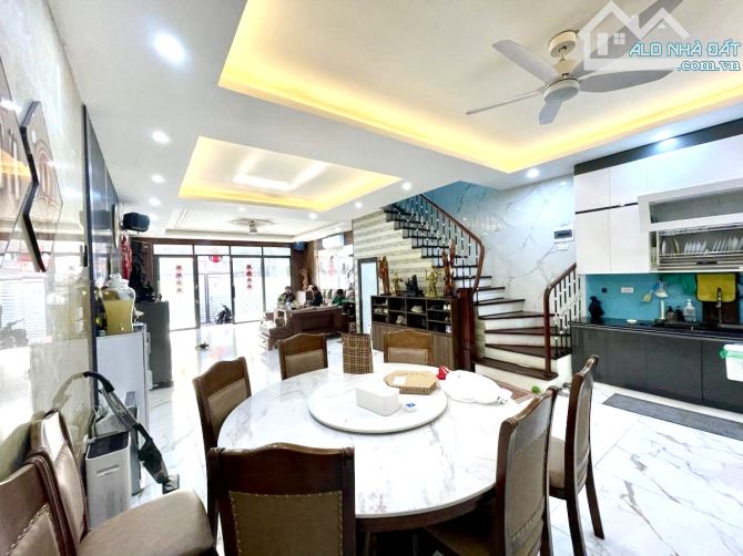 Lô góc Phương Mai, ô tô đỗ ngày đêm, cạnh hồ Kim Liên, MT6m vip, dân xây đẹp ở ngay