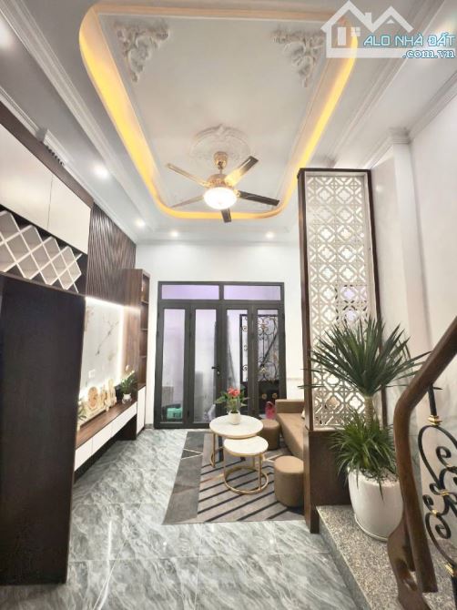 NHÀ TRUNG TÂM HAI BÀ TRƯNG, NGÕ Ô TÔ , TIỆN ÍCH ĐẦY ĐỦ , SÂN TRƯỚC NHÀ.