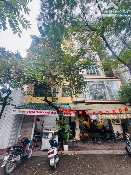 Mặt hồ tại Đống Đa, kinh doanh, ô tô tránh, vỉa hè rộng. Chỉ 2x tỷ 68m2, 7 tầng.