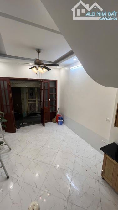 Cho thuê nhà ngõ Văn Cao, 25m² x 4 tầng, gồm 3 phòng ngủ, 2 vệ sinh 9,3 triệu