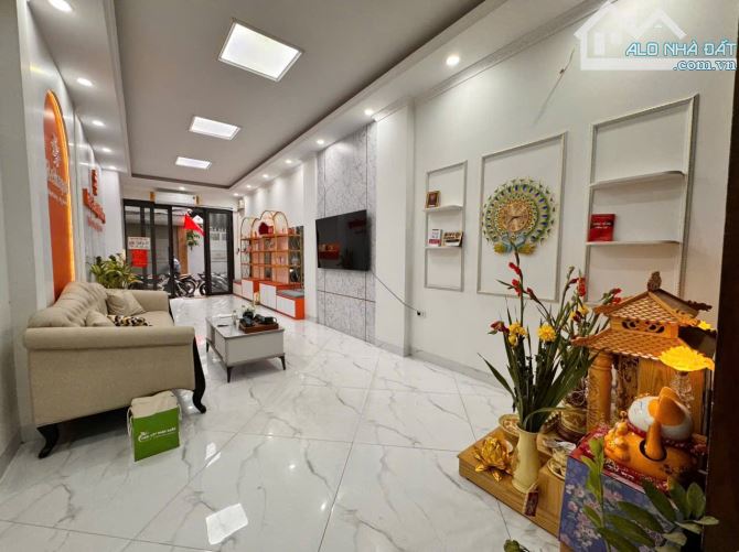 Chính chủ bán nhà 5 tầng, 50m, ô tô vào nhà, ở sướng, kinh doanh đỉnh cao, Tam Trinh