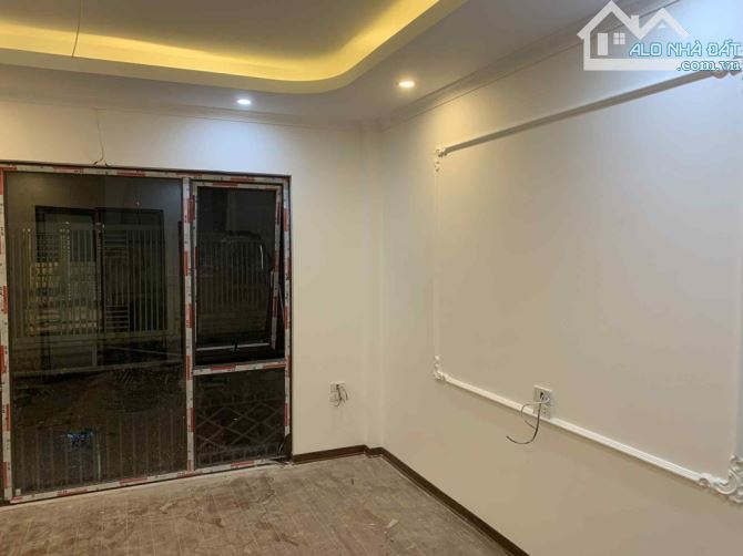 NHÀ ĐẸP GIANG BIÊN 34M2- 4 TẦNG- 3 NGỦ Ở NGAY- GẦN Ô TÔ- 4.35 TỶ