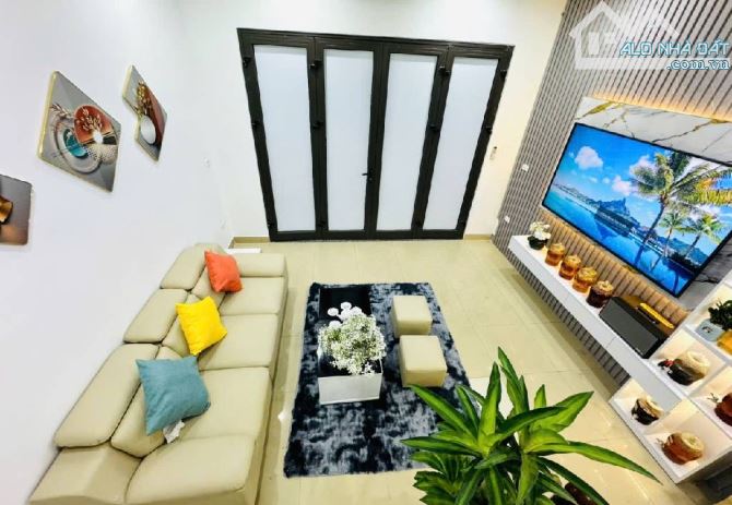 BÙI XƯƠNG TRẠCH- 8,2 TỶ- 5 TẦNG 3 NGỦ ĐỦ CÔNG NĂNG -NGÕ 3 GÁC TRÁNH FULL NỘI THẤT e Vân