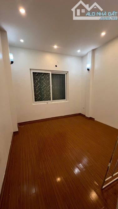 Cho thuê nhà ngõ Văn Cao, 25m² x 4 tầng, gồm 3 phòng ngủ, 2 vệ sinh 9,3 triệu - 1