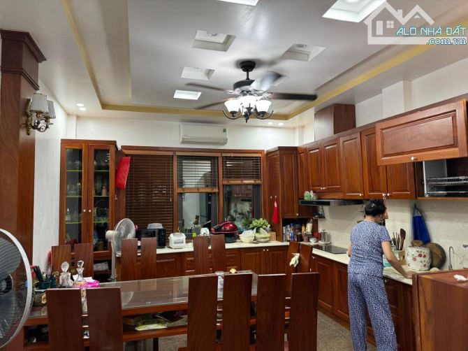 Biệt thự Phùng Khoang, vỉa hè, ô tô tránh đỗ, thoáng 4 bề, MT8m, gara, ở luôn 150m2 - 3