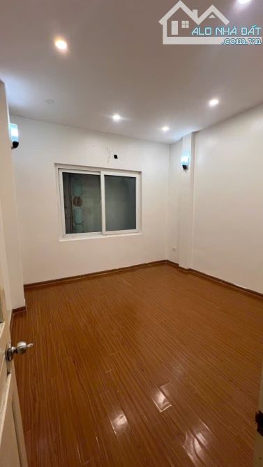 Cho thuê nhà ngõ Văn Cao, 25m² x 4 tầng, gồm 3 phòng ngủ, 2 vệ sinh 9,3 triệu - 3